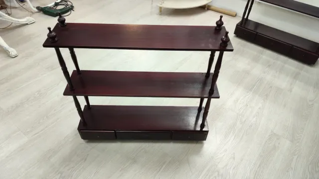 Estantería de madera oscura