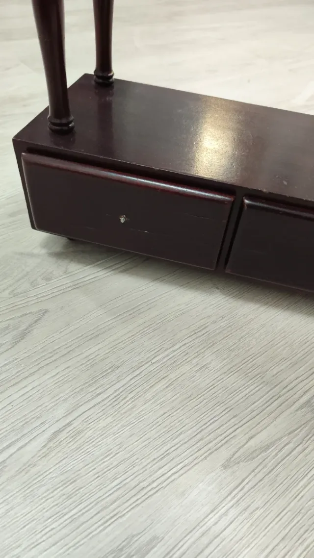 Estantería de madera oscura