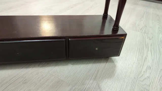 Estantería de madera oscura