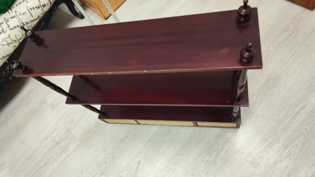 Estantería de madera oscura