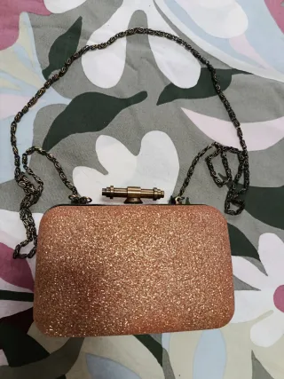 Bolso de fiesta dorado con cadena