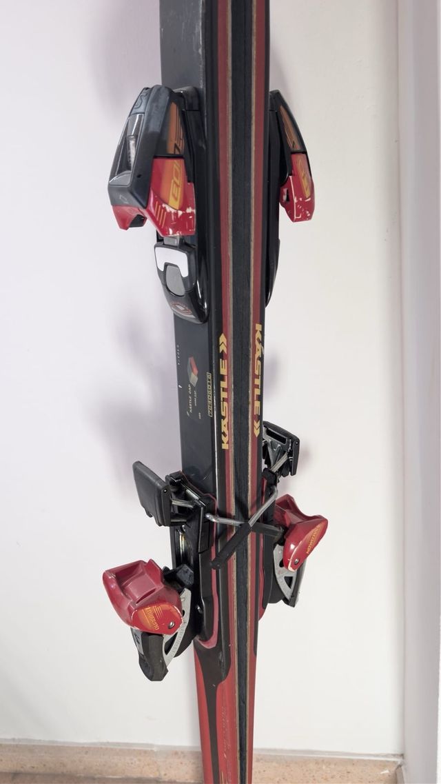 Esquís KASTLE rojos y VOLKL blancos