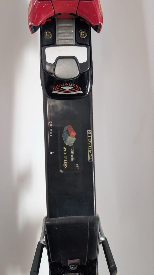 Esquís KASTLE rojos y VOLKL blancos