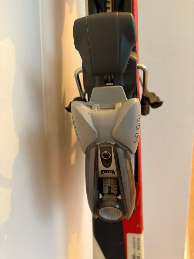 Esquís KASTLE rojos y VOLKL blancos