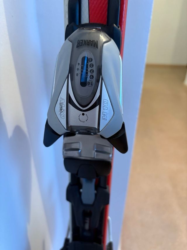 Esquís KASTLE rojos y VOLKL blancos