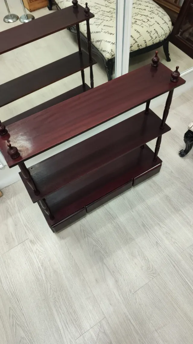 Estantería de madera oscura