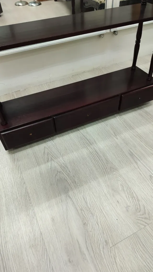 Estantería de madera oscura