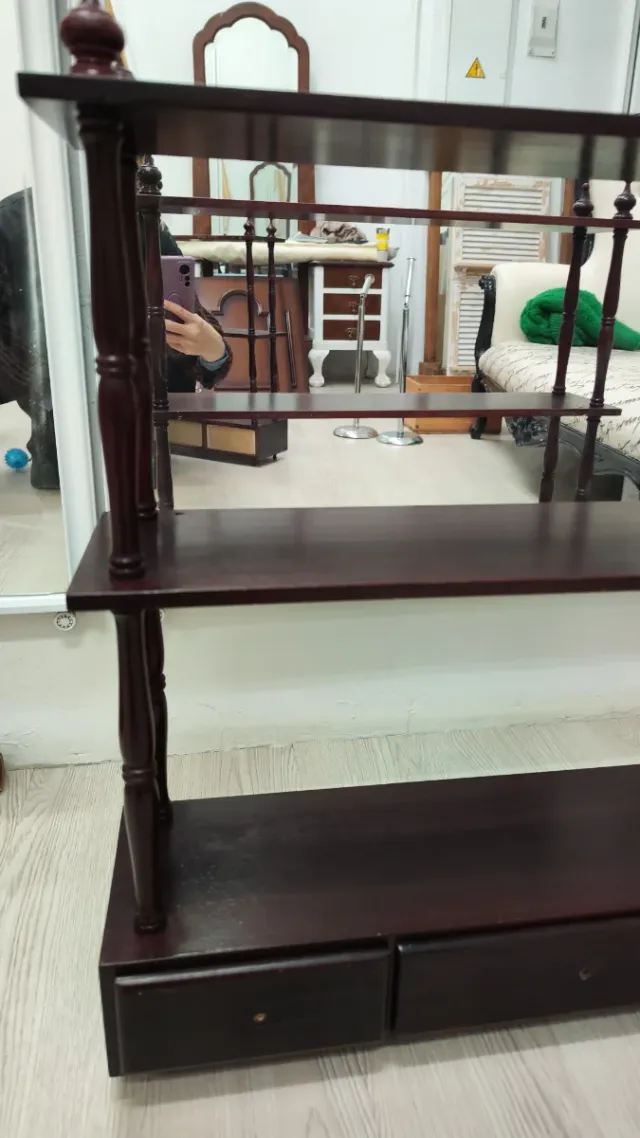 Estantería de madera oscura