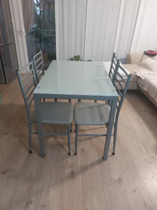 Mesa de cocina y 4 sillas de cristal y metal