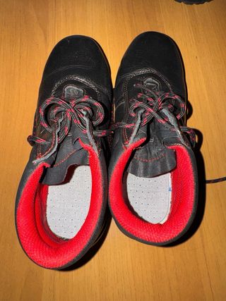 Zapatos de seguridad negros y rojos
