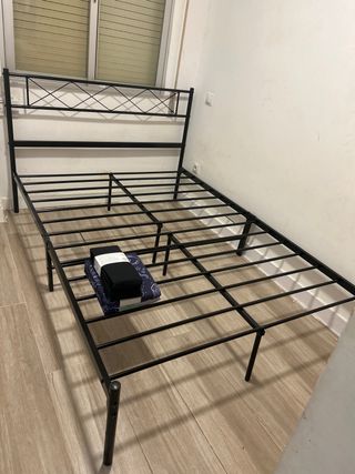 Base de cama individual de metal negra