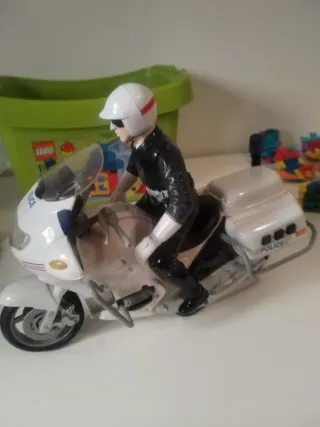 Moto de policía con figura