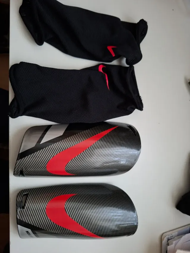 Espinilleras y guantes de fútbol Nike niño