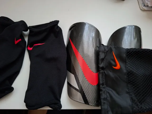 Espinilleras y guantes de fútbol Nike niño