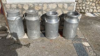 4 Cántaros de Leche Metálicos