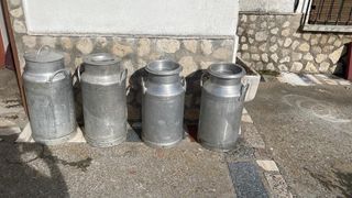 4 Cántaros de Leche Metálicos