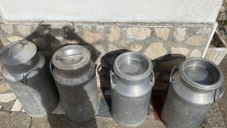 4 Cántaros de Leche Metálicos