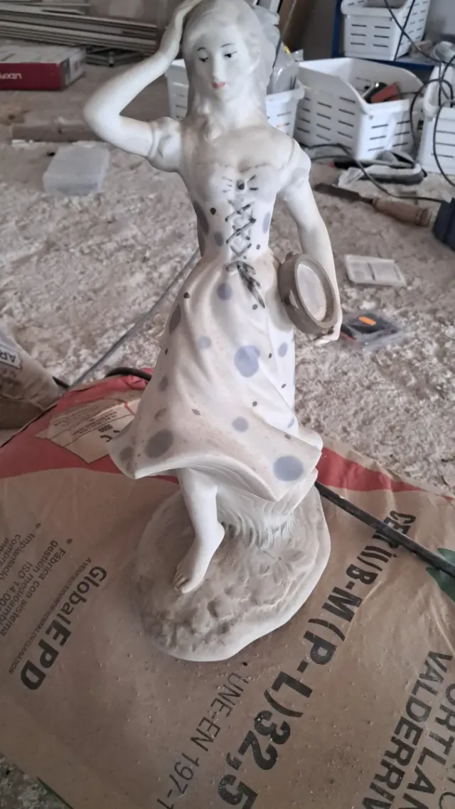 Figura porcelana mujer con plato