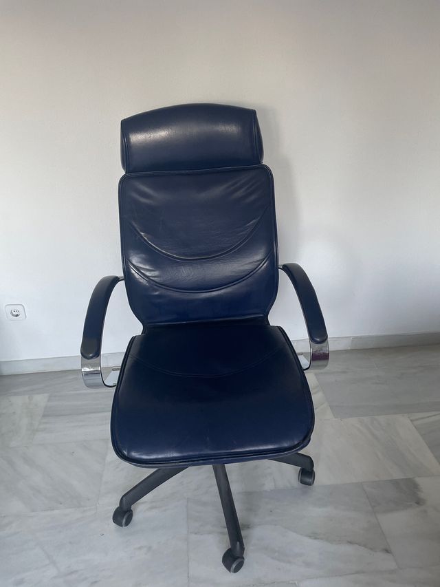 Silla de escritorio azul y plateada