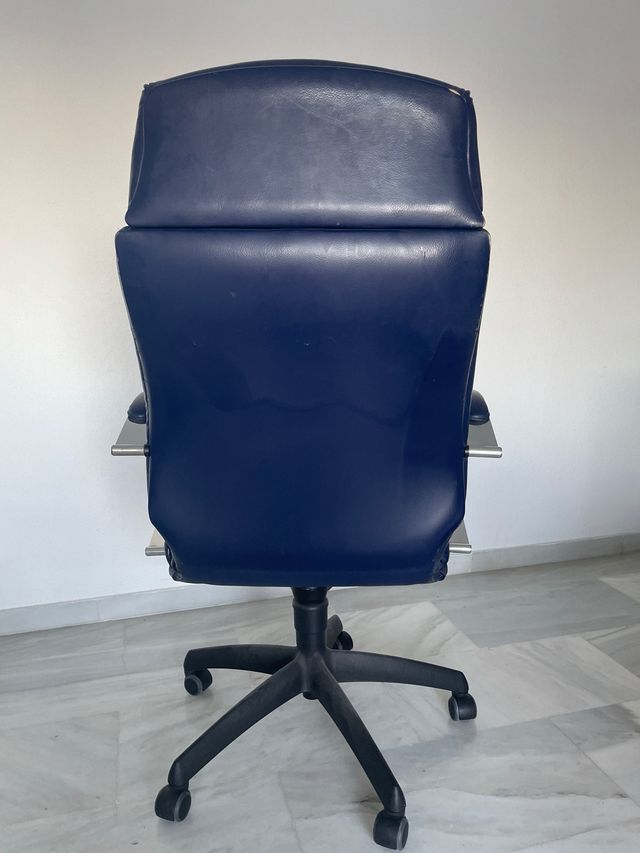 Silla de escritorio azul y plateada