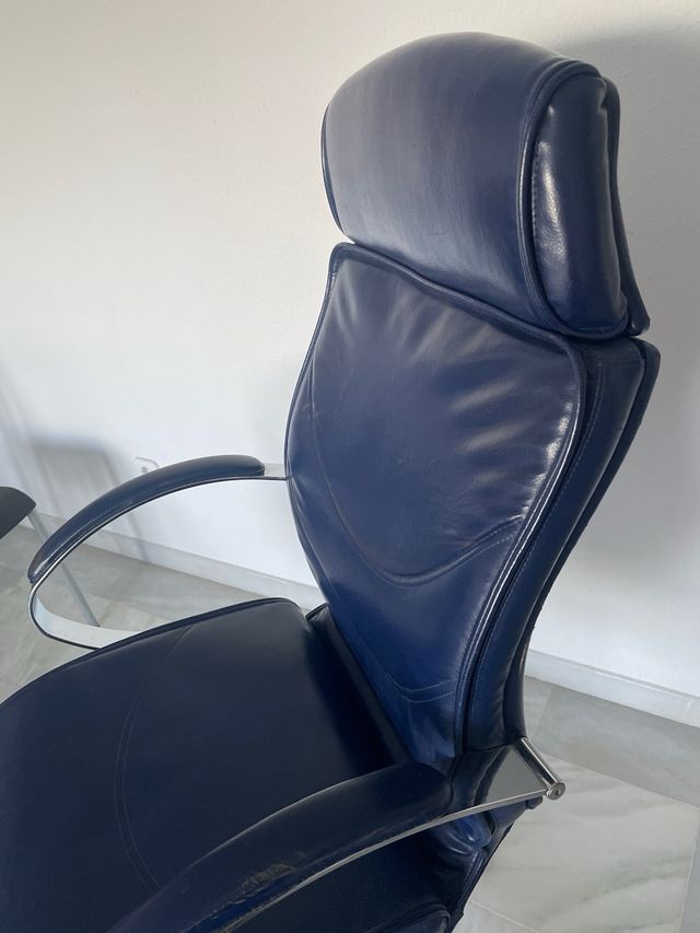 Silla de escritorio azul y plateada