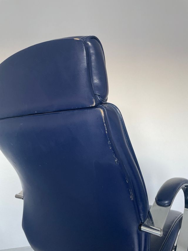 Silla de escritorio azul y plateada