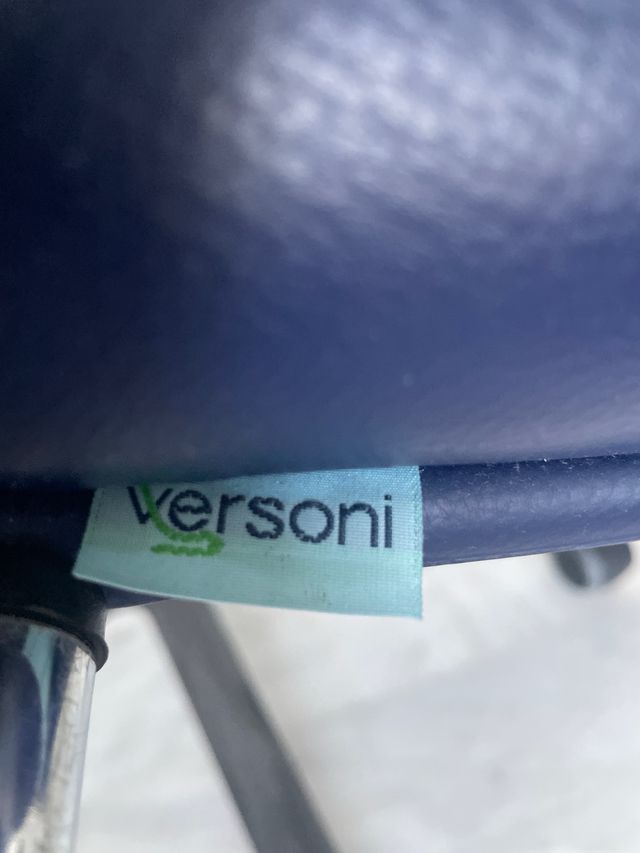 Silla de escritorio azul y plateada