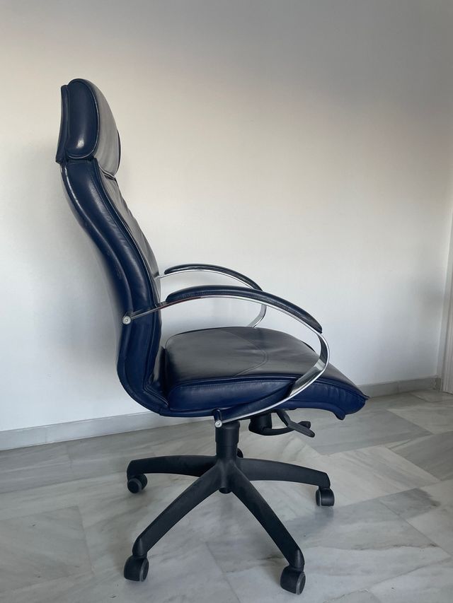 Silla de escritorio azul y plateada