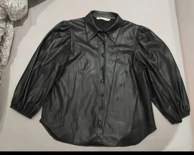 Camisa polipiel Zara negra manga abullonada.