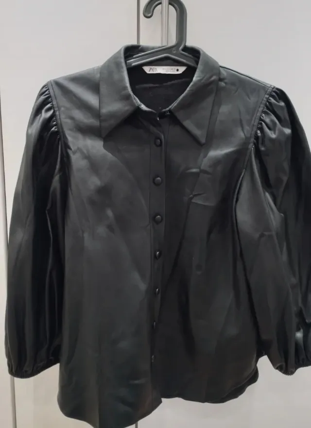 Camisa polipiel Zara negra manga abullonada.