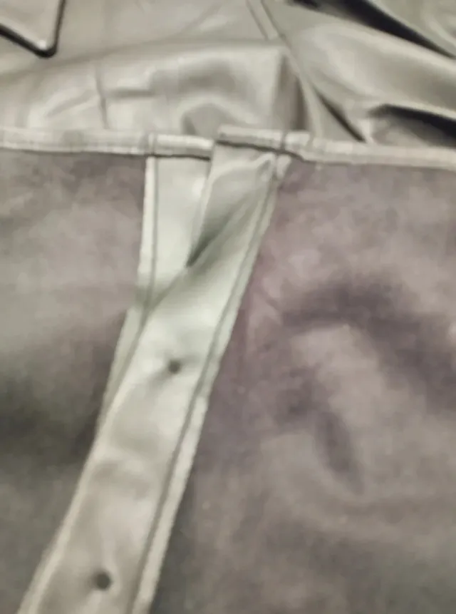 Camisa polipiel Zara negra manga abullonada.