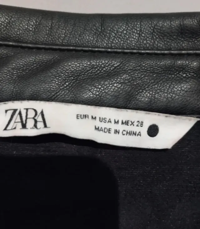 Camisa polipiel Zara negra manga abullonada.