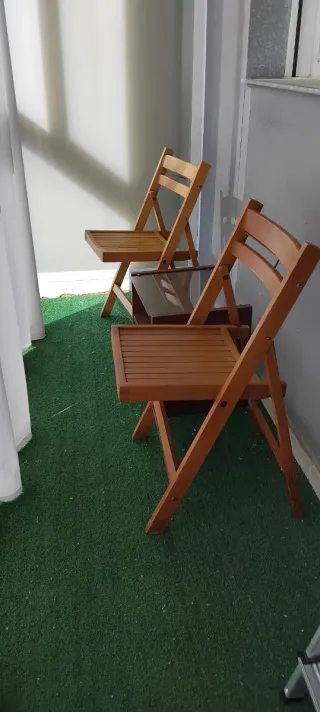 2 Sillas plegables y 2 Mesas de Madera