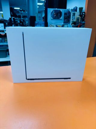 MacBook Air M4 2025 16GB RAM Caja Cable