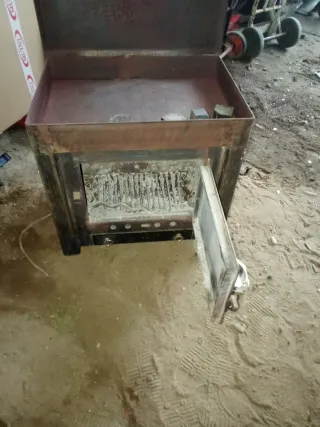 Estufa de leña metálica