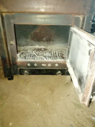 Estufa de leña metálica