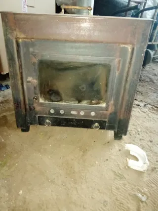 Estufa de leña metálica