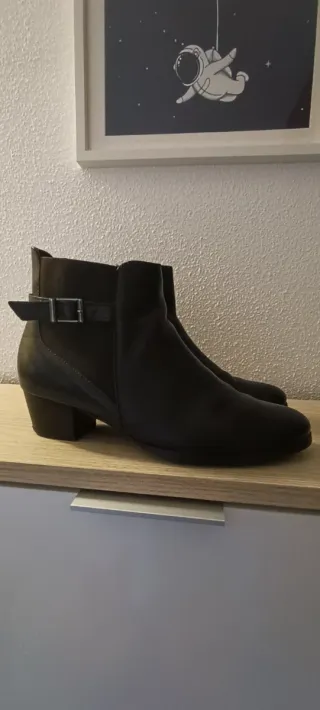 Botines de piel marrón con hebilla