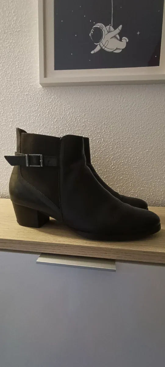 Botines de piel marrón con hebilla