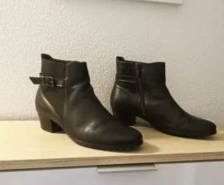 Botines de piel marrón con hebilla