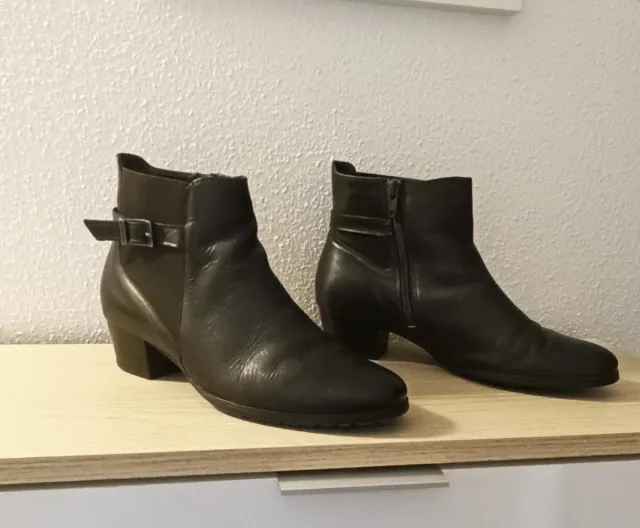 Botines de piel marrón con hebilla