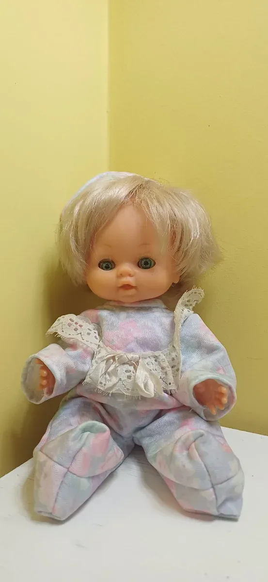 Bambola di peluche con abito colorato