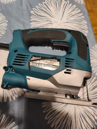 Caladora Makita JV0600, se vende por falta de uso.