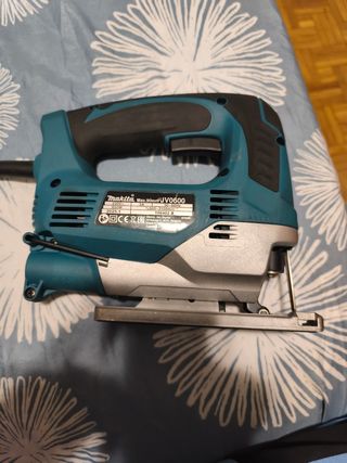 Caladora Makita JV0600, se vende por falta de uso.