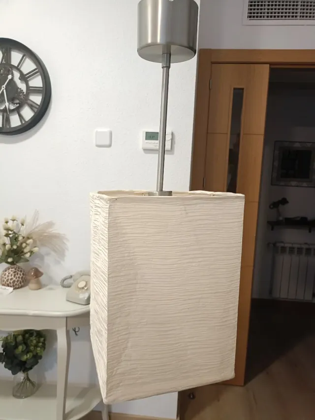 Lámpara de techo moderna beige y plateada