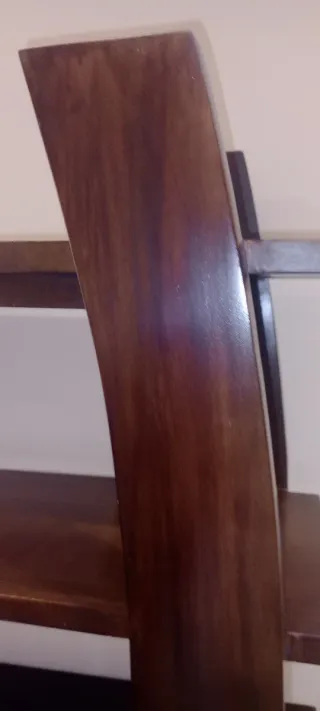 Estantería de madera oscura