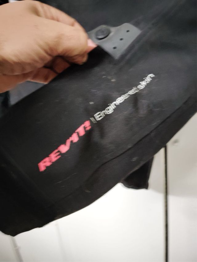 Chaqueta de moto negra Revit