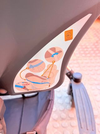 Cochecito de bebé gris con detalles rojo Delti Emu