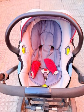 Cochecito de bebé gris con detalles rojo Delti Emu