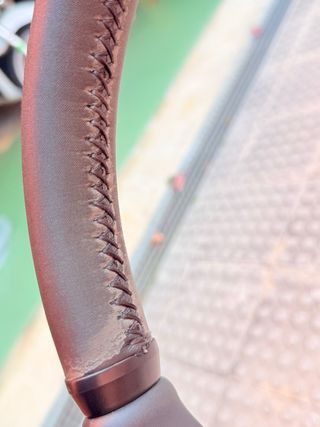 Cochecito de bebé gris con detalles rojo Delti Emu